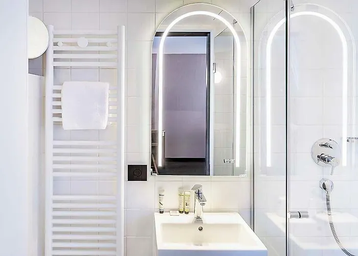 Western Bretagne Montparnasse Hotel